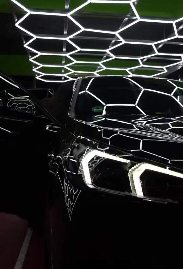 BMW — finition sous l'éclairage de l'atelier
